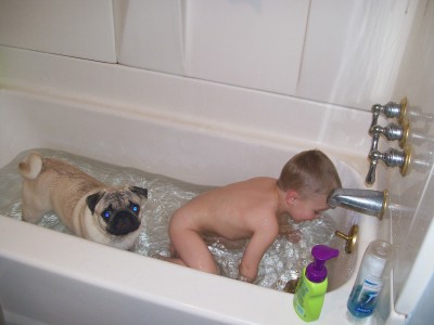 ROSCO & BRAYDEN SHARE BATHTIME